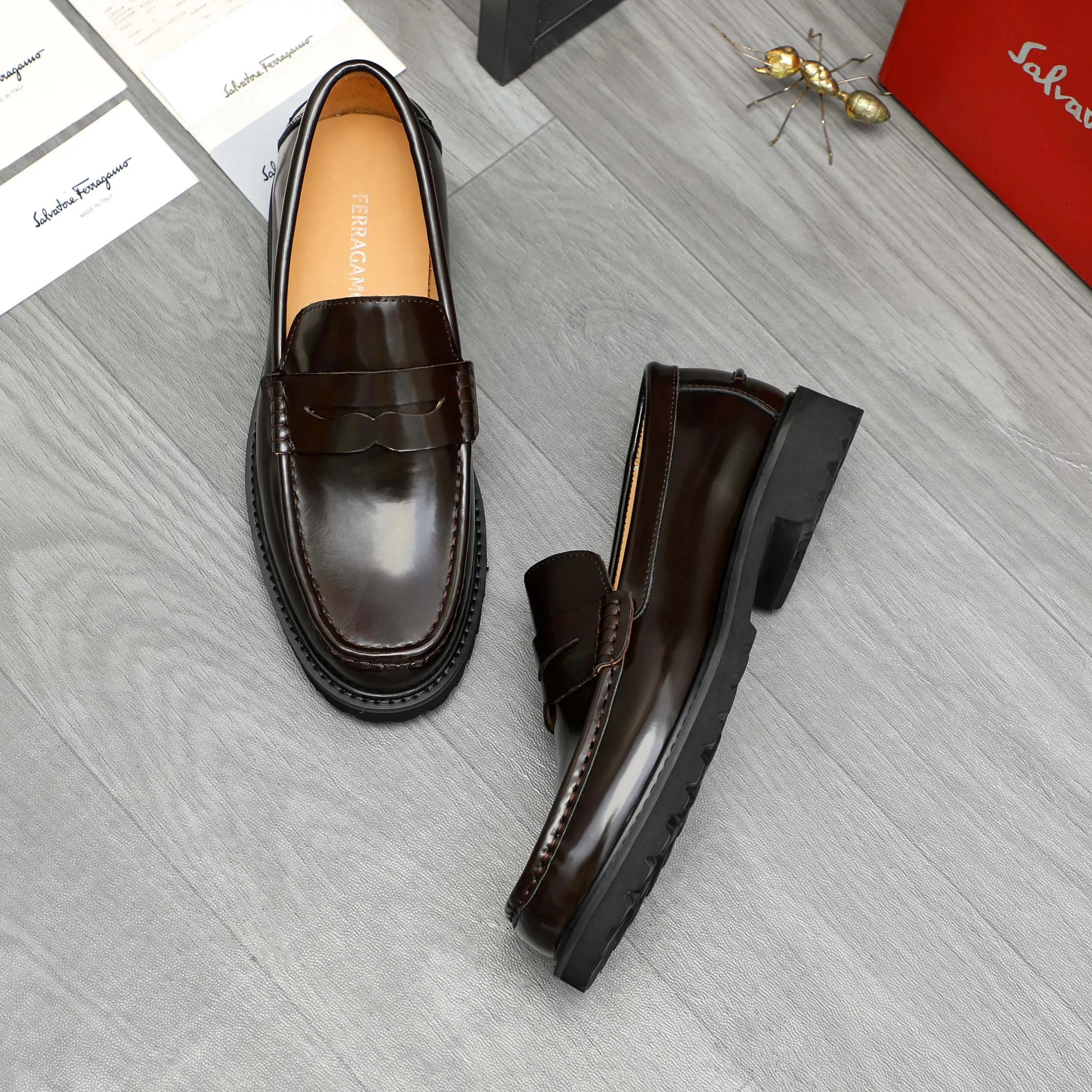 Men's shoes 💰442 Product trademark: Ferragamo "Ferragamo" business formal leather shoes Regular size: 38-46 (45.46 custom-made and non-returnable) Product materials: Selected pearlescent cowhide upper, cowhide lining, non-slip rubber outsole